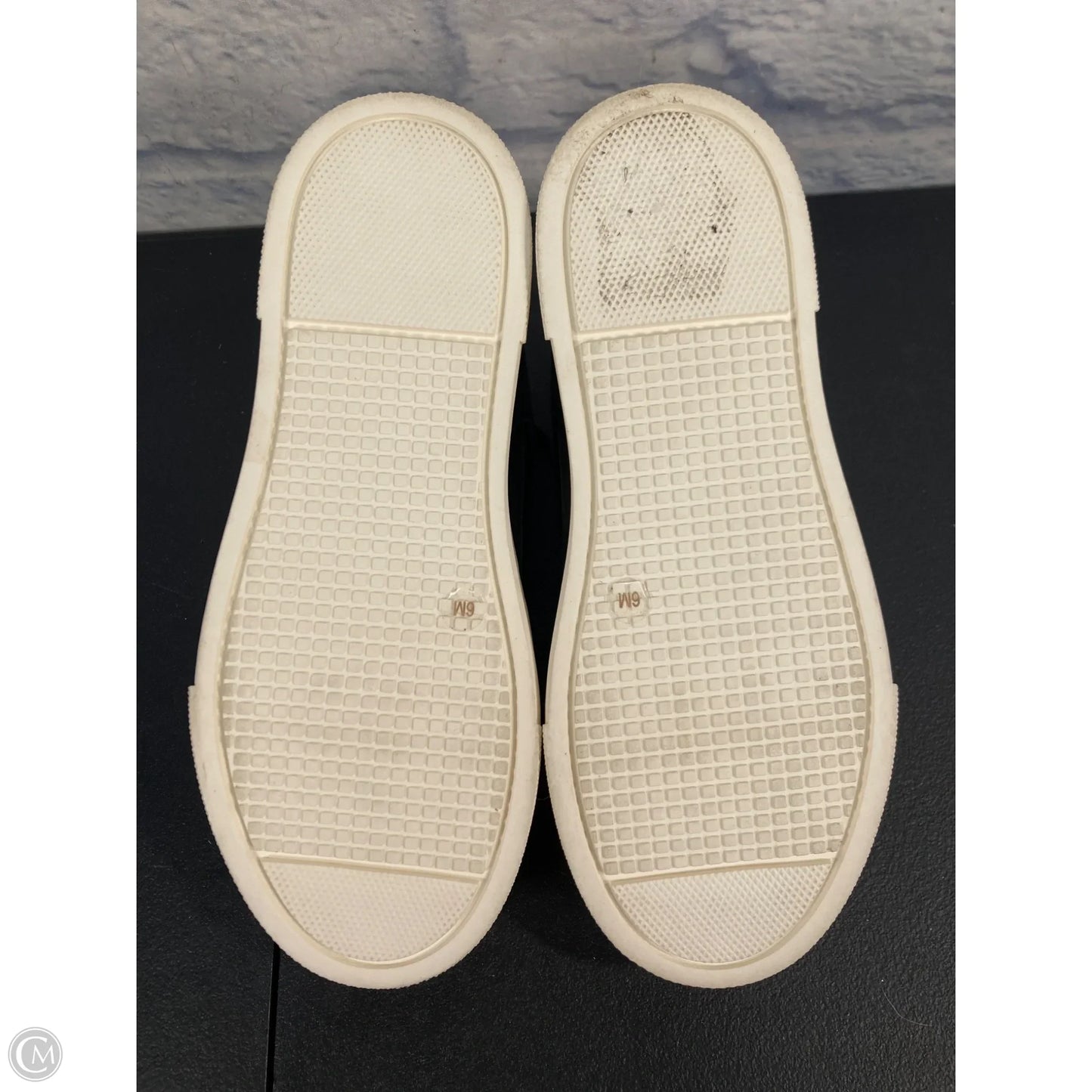 Shoes Sneakers By Clothes Mentor In Black, Size: 6