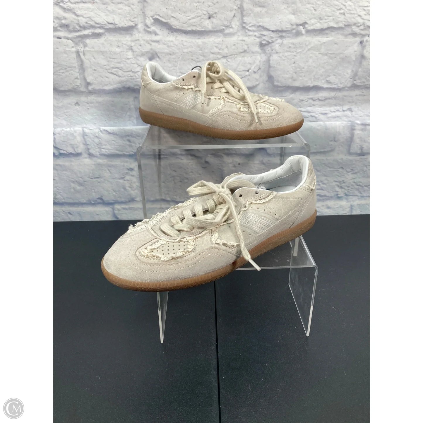 Shoes Sneakers By Clothes Mentor In Cream, Size: 10.5