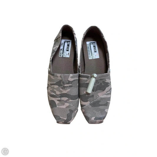 Shoes Flats By Toms In Camouflage Print, Size: 10