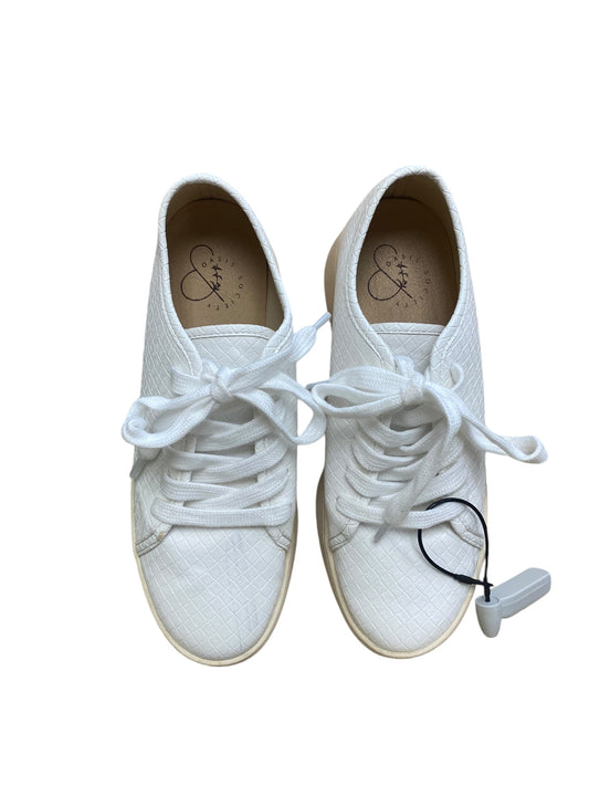 Shoes Sneakers By Clothes Mentor In White, Size: 6