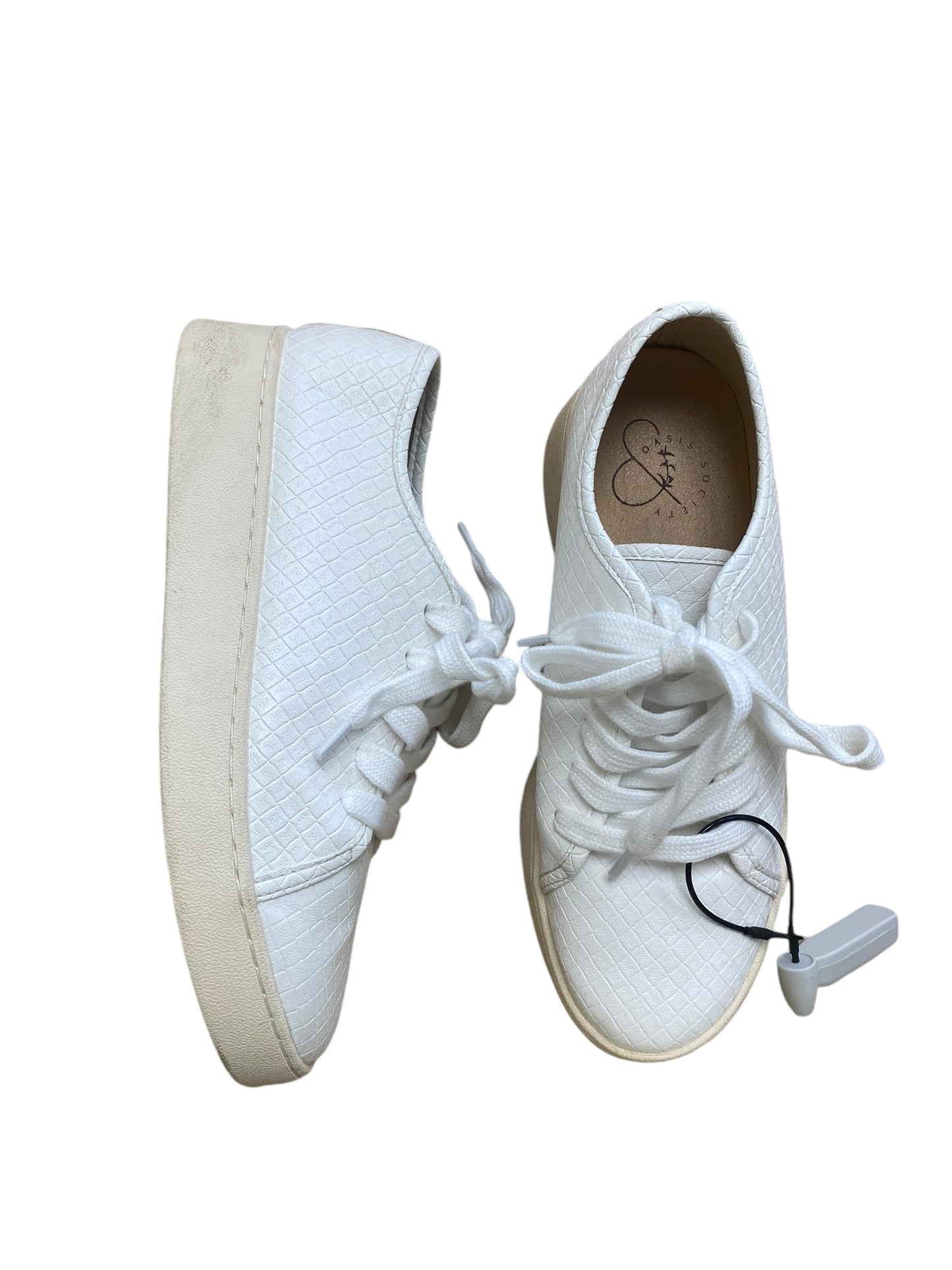 Shoes Sneakers By Clothes Mentor In White, Size: 6