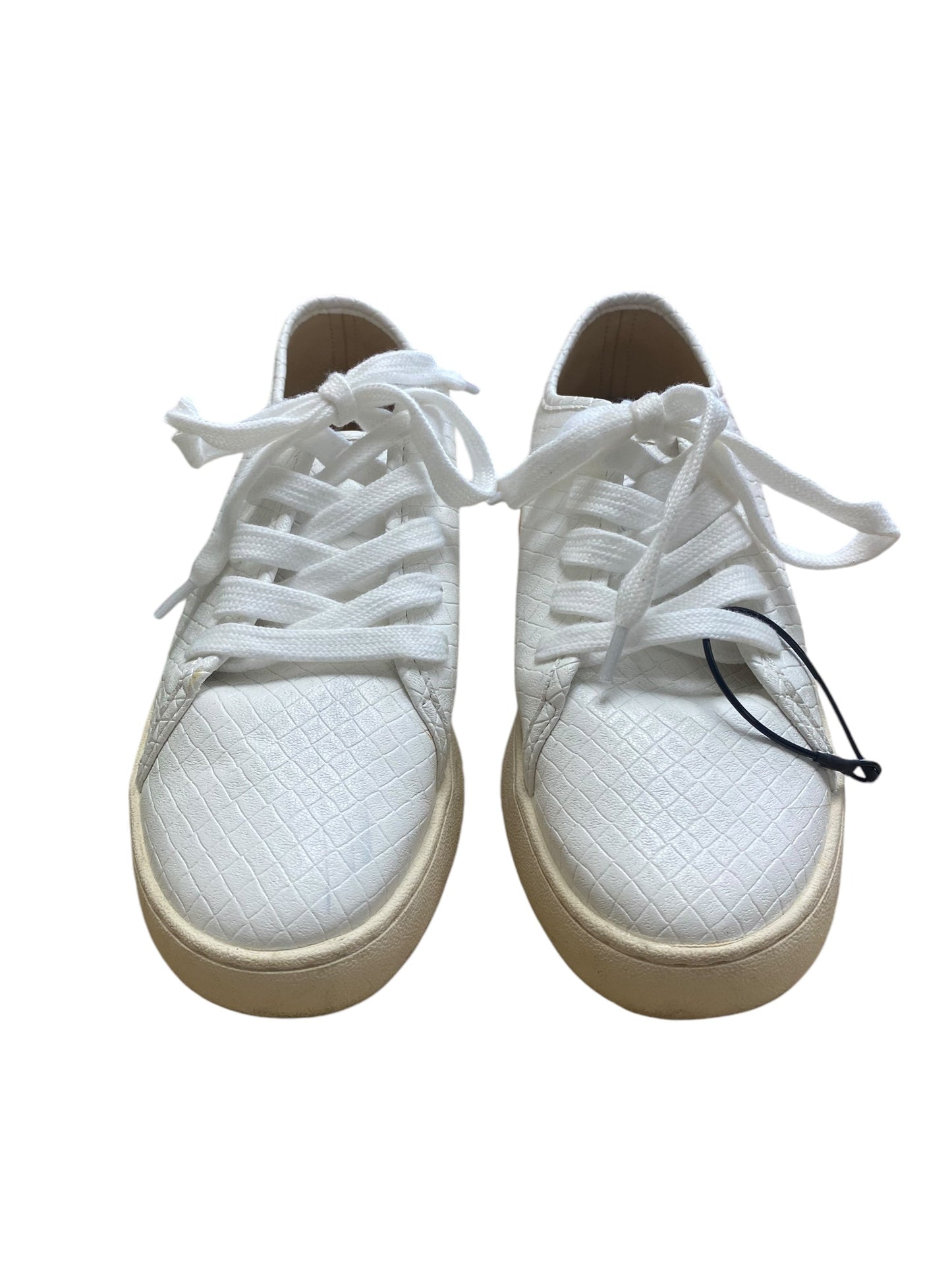 Shoes Sneakers By Clothes Mentor In White, Size: 6