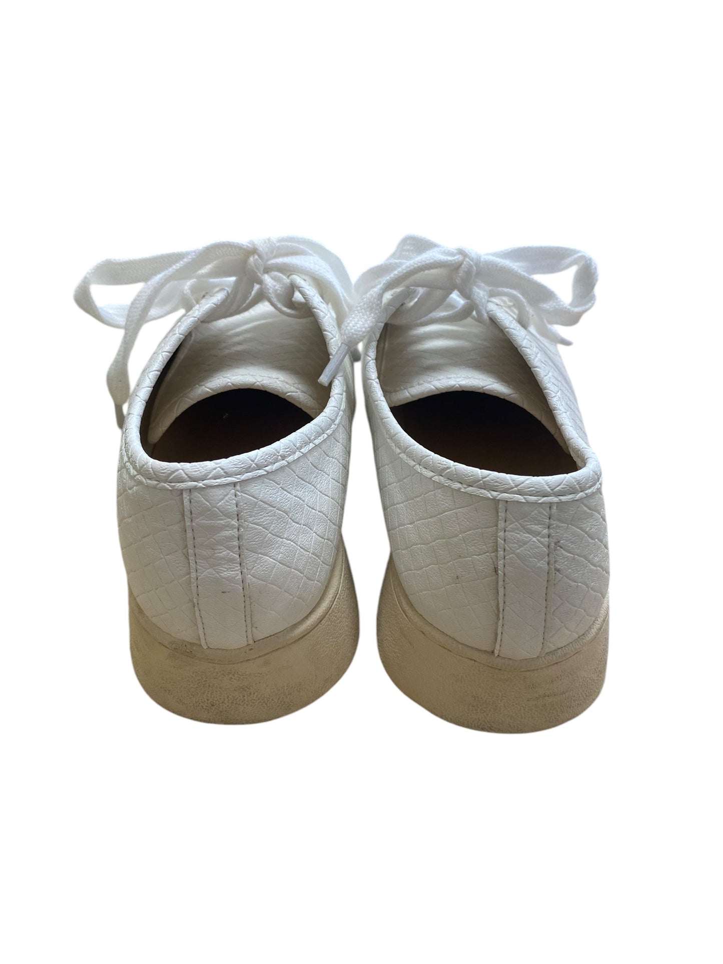 Shoes Sneakers By Clothes Mentor In White, Size: 6