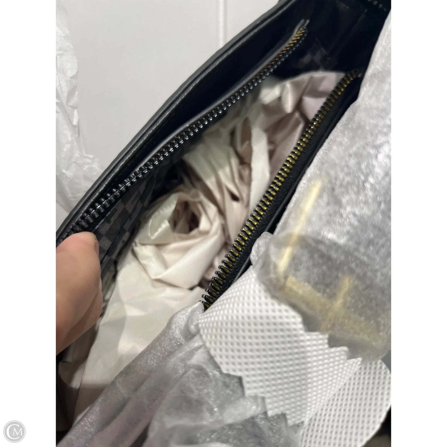 Crossbody By London Fog, Size: Medium