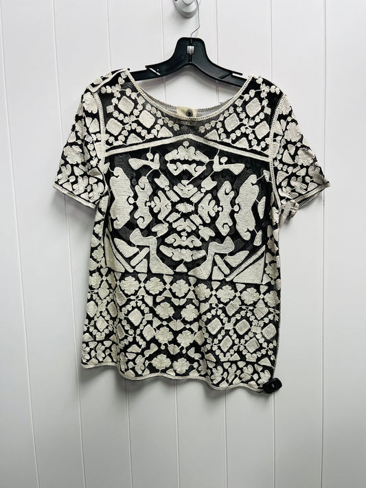 Top Short Sleeve By Anthropologie In Black & White, Size: Xs