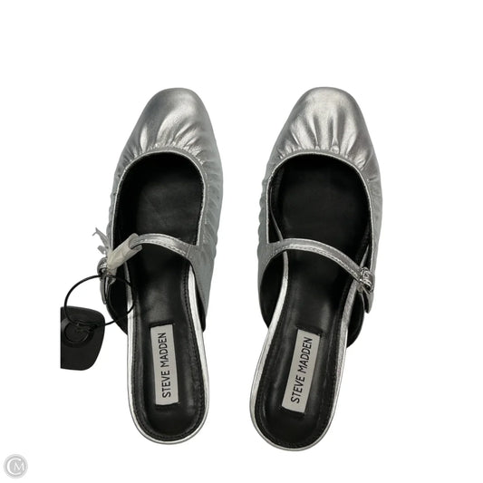 Shoes Flats By Steve Madden In Silver, Size: 9