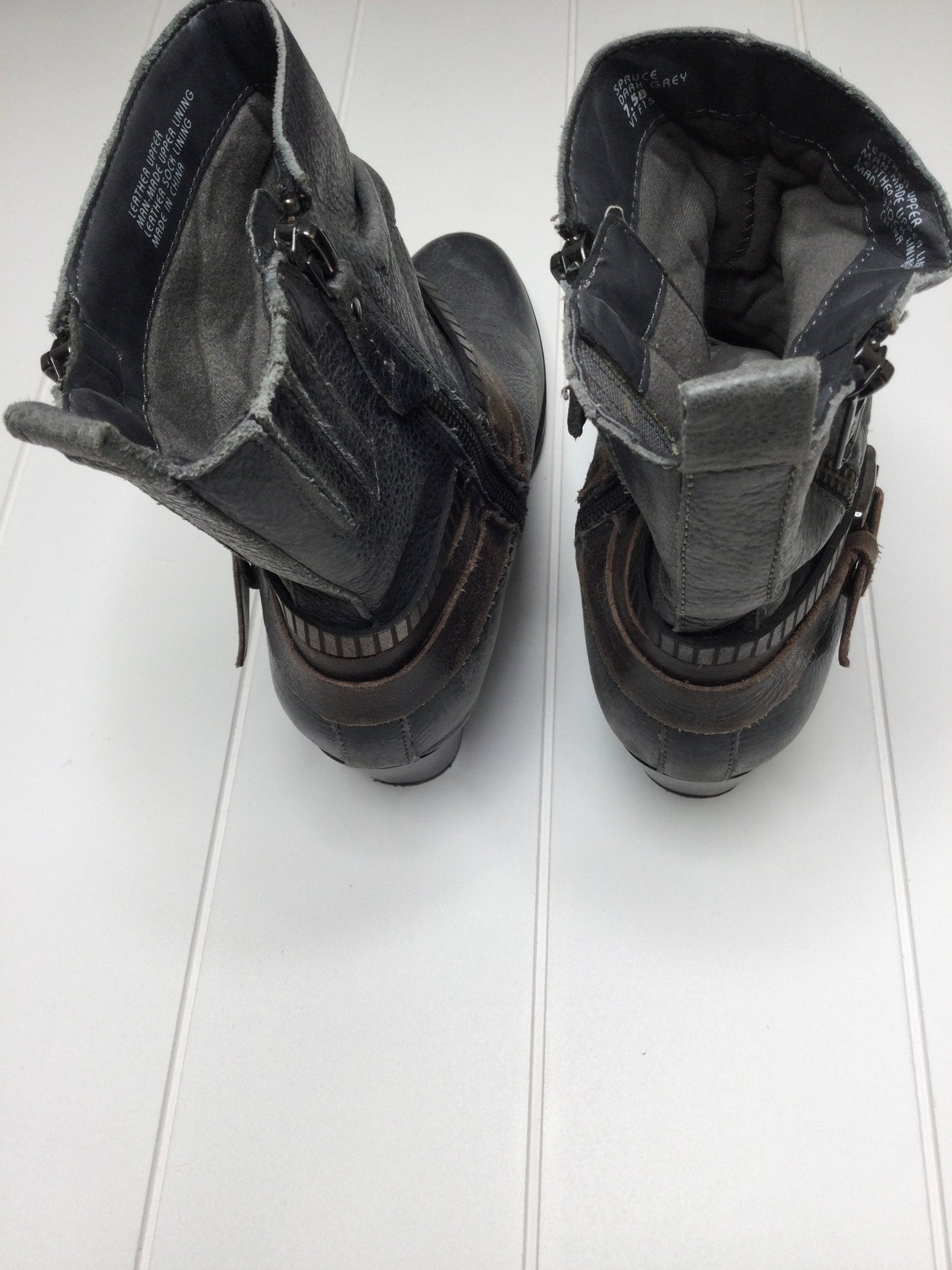 Boots Ankle Heels By Earth  Size: 7.5