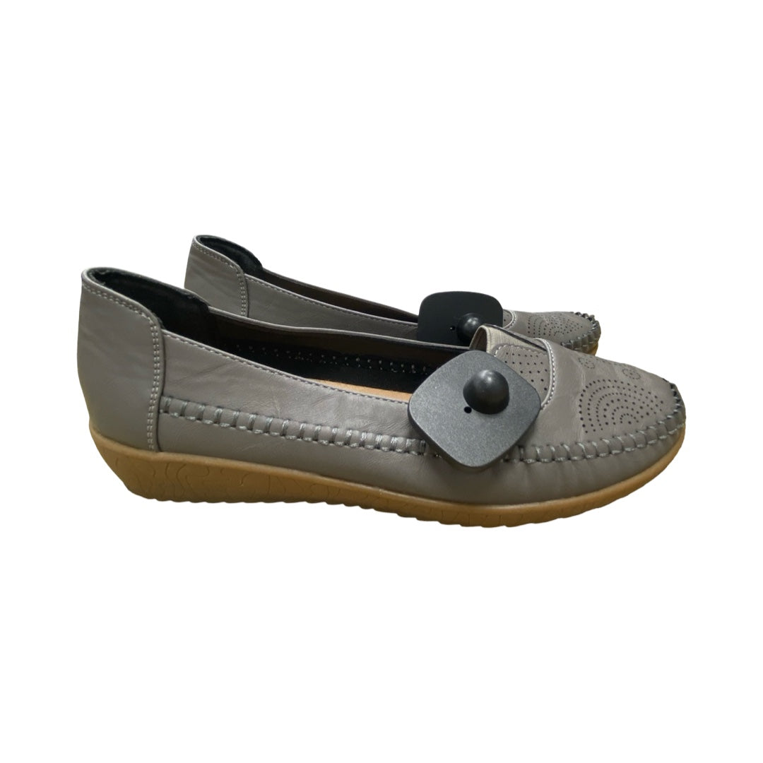 Shoes Flats By Cmc In Grey, Size:9.5