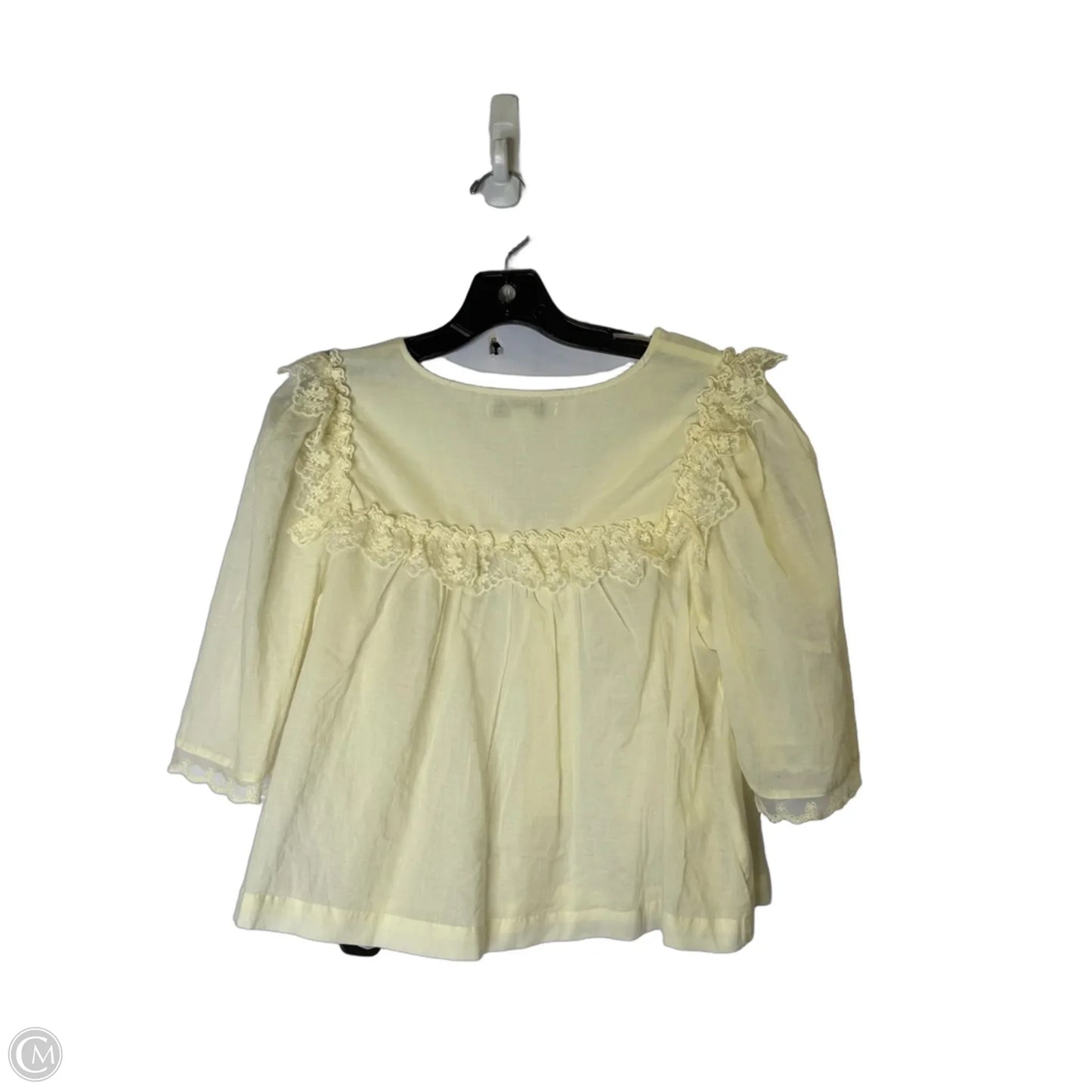 Top Short Sleeve By Clothes Mentor In Cream, Size: M