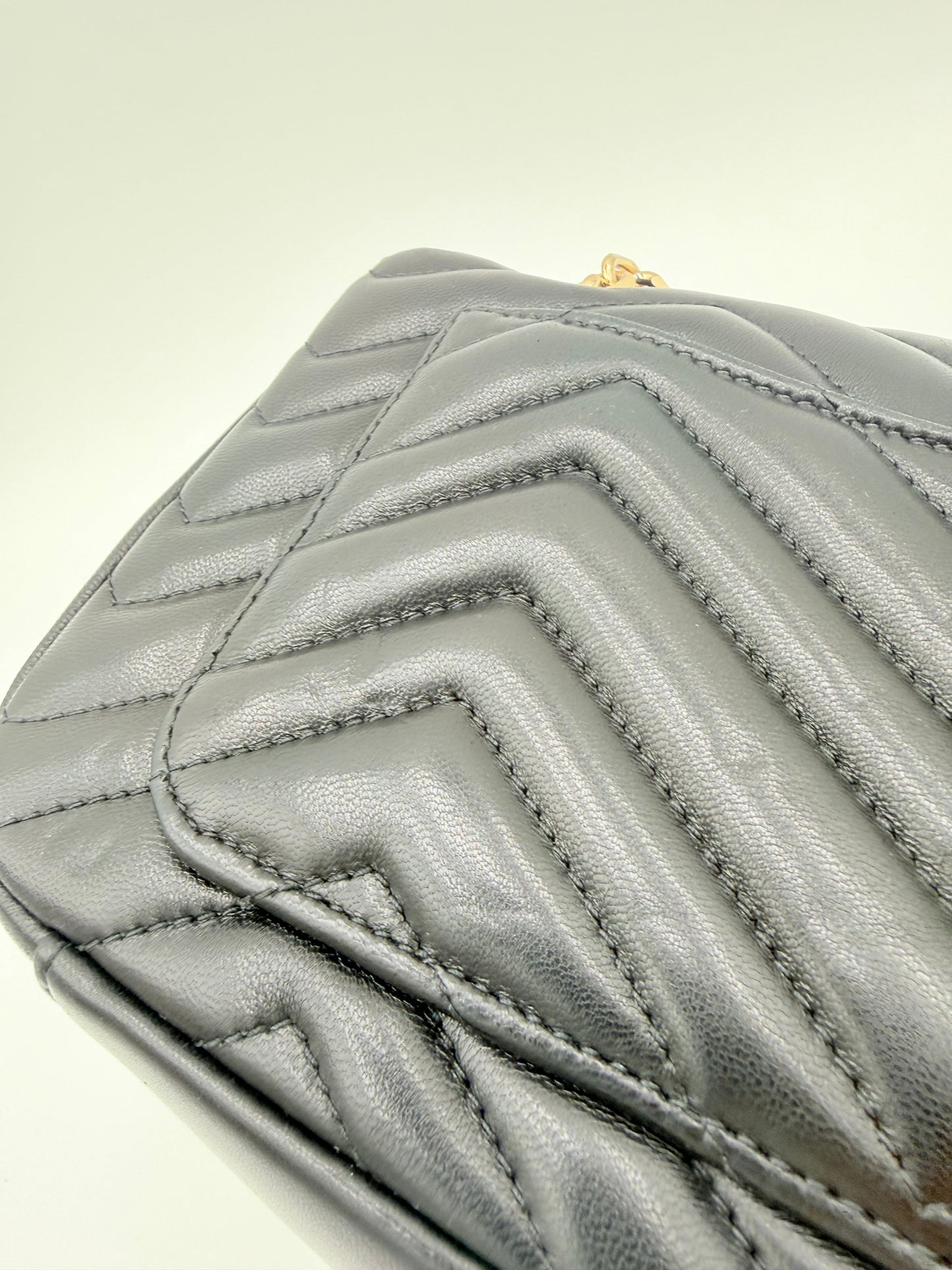 Handbag Luxury Designer By Gucci In Black & Gold, Size:Medium