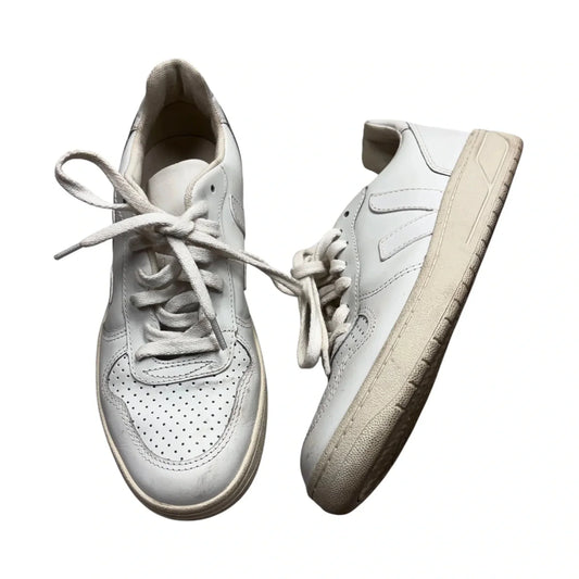 Shoes Sneakers By Veja In White, Size: 6