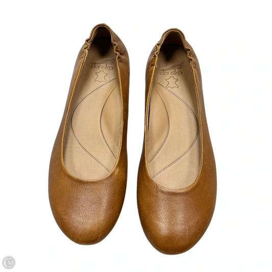 Shoes Flats By Dansko In Tan, Size: 5.5