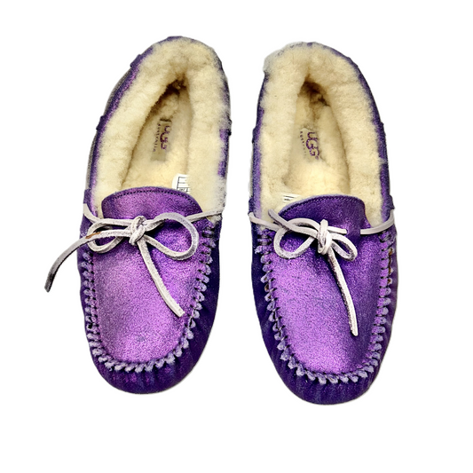 Purple Shoes Flats By Ugg, Size: 7