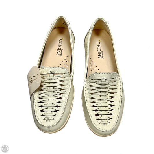 Shoes Flats By Bare Traps In Ivory, Size: 5