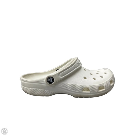 Shoes Flats By Crocs In White, Size: 8