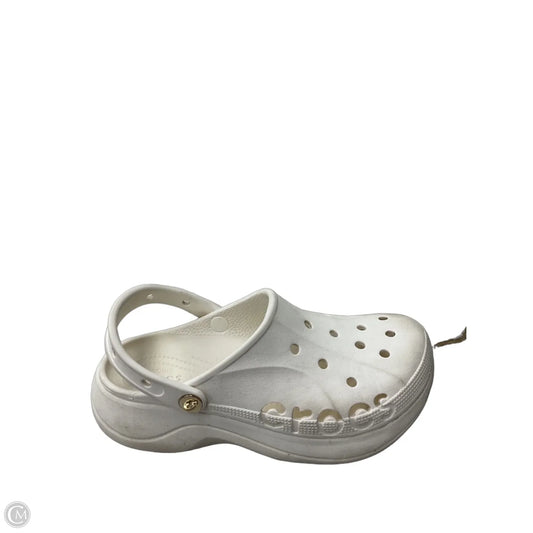 Shoes Flats By Crocs In White, Size: 9