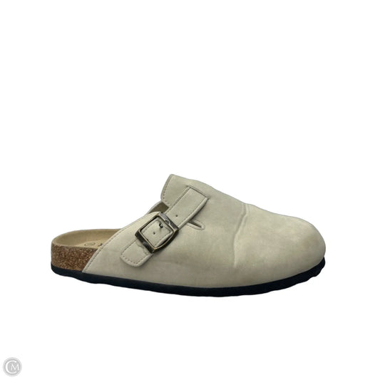 Shoes Flats By Clothes Mentor In Cream, Size: 9