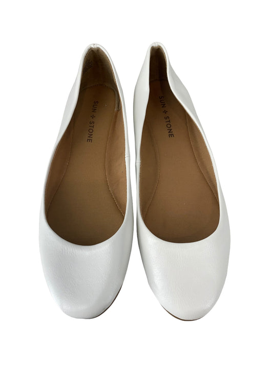 White Shoes Flats Clothes Mentor, Size 8.5