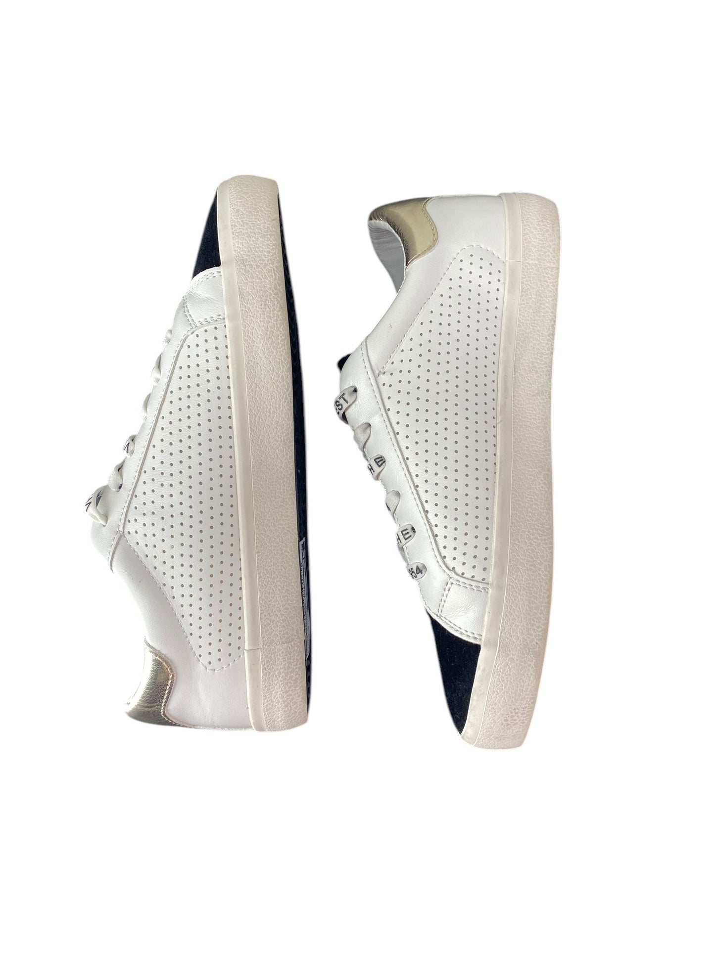 Shoes Sneakers By Clothes Mentor In White, Size: 7.5