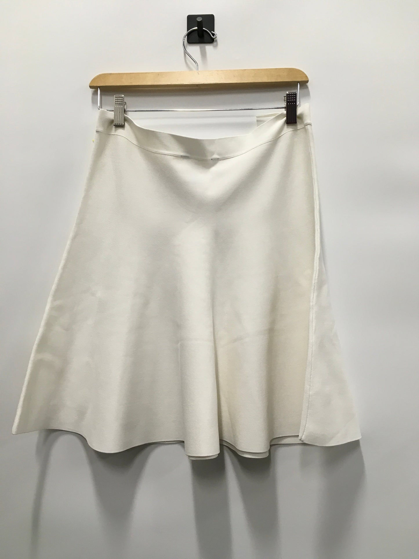 Skirt Mini & Short By Bcbgmaxazria In White, Size: L