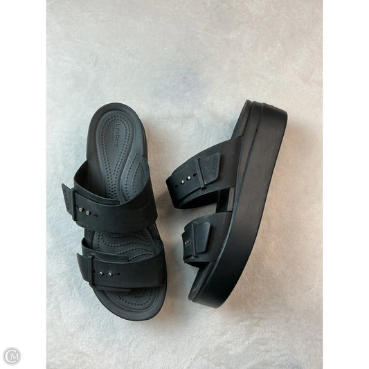 Sandals Flats By Crocs In Black, Size: 11