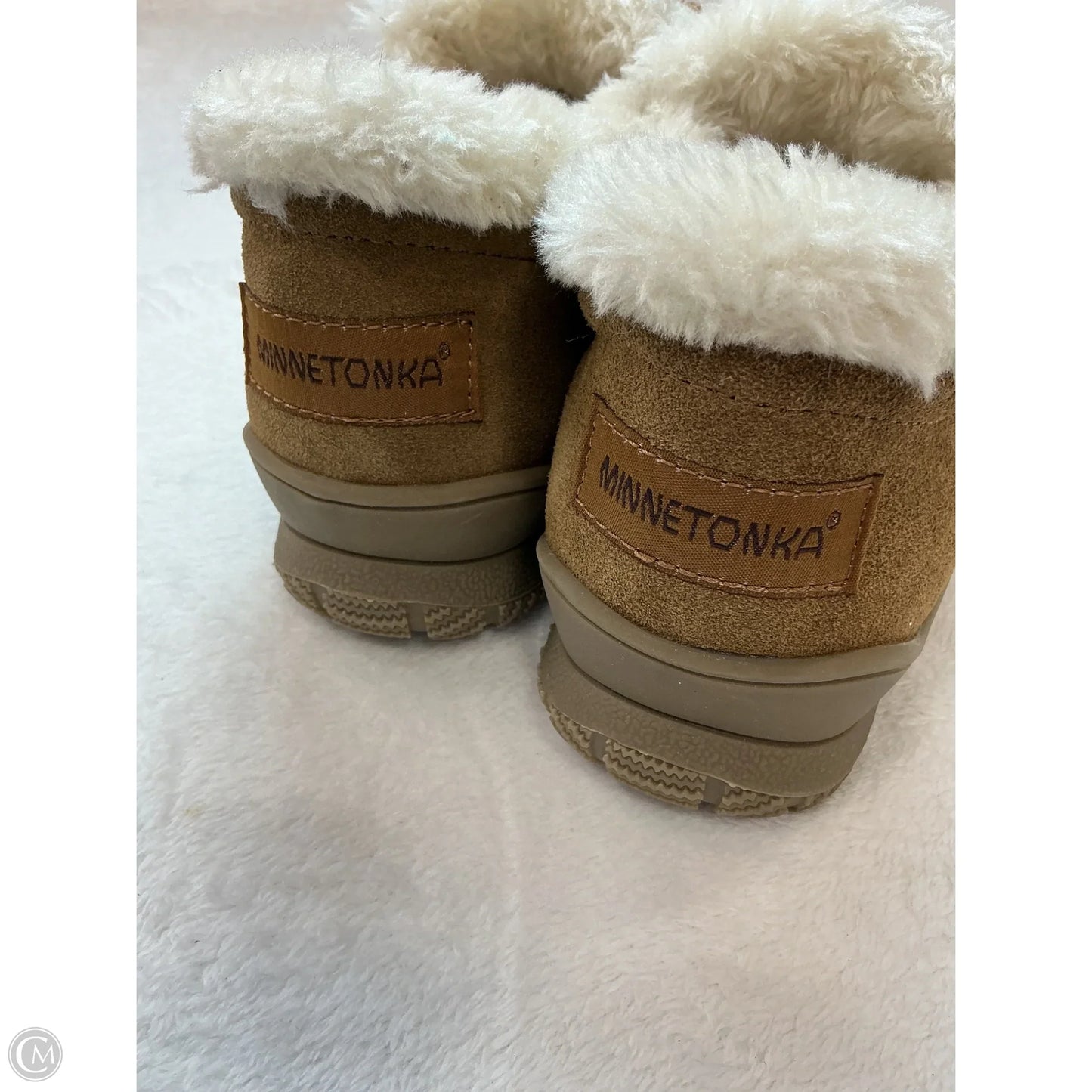 Shoes Flats By Minnetonka In Tan, Size: 7