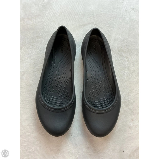 Shoes Flats By Crocs In Black, Size: 10