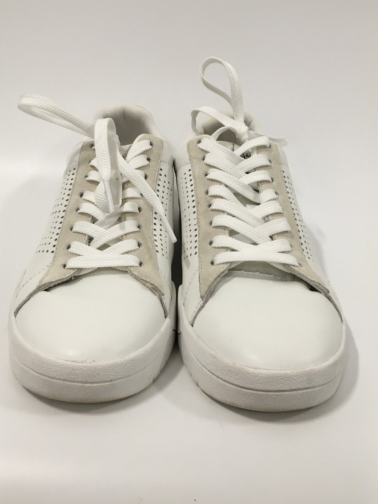 White Shoes Sneakers Le Tigre, Size 7.5