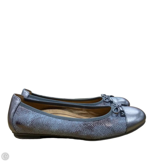 Shoes Flats By Vionic In Grey, Size: 8