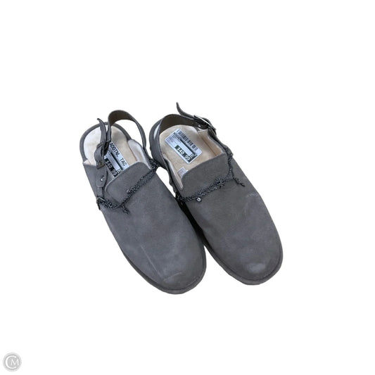 Shoes Flats By Bearpaw In Grey, Size: 11