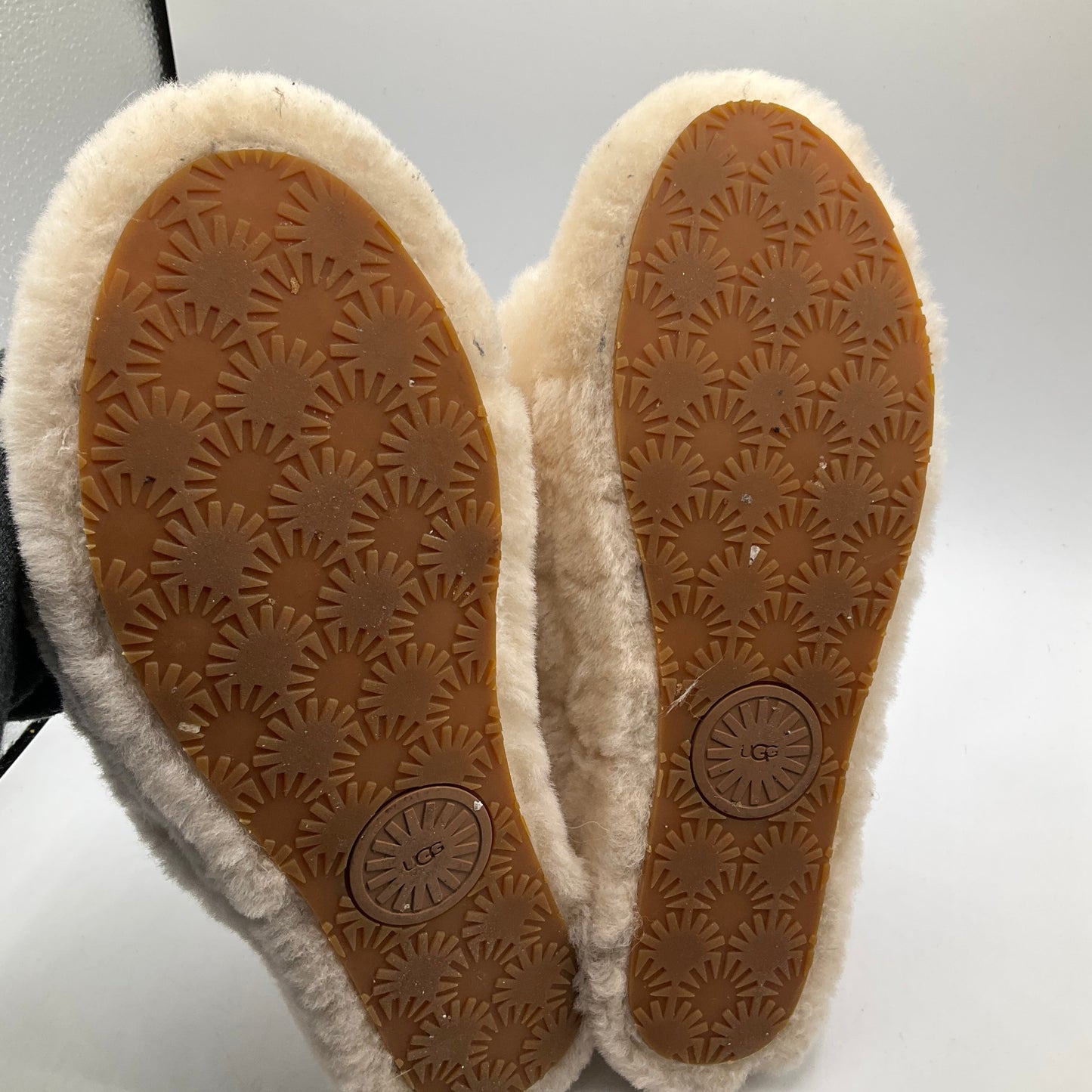 Slippers By Ugg In Cream