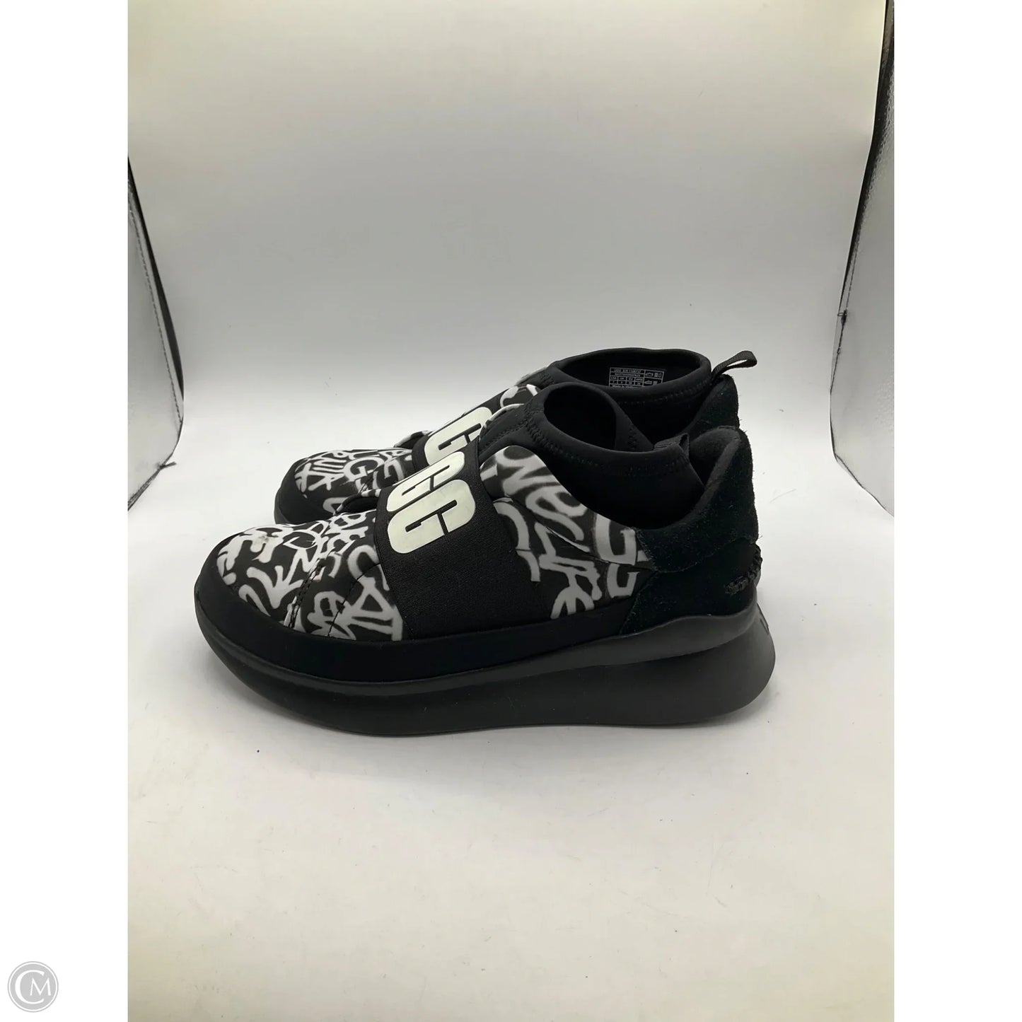 Shoes Designer By Ugg In Black & White, Size: 7
