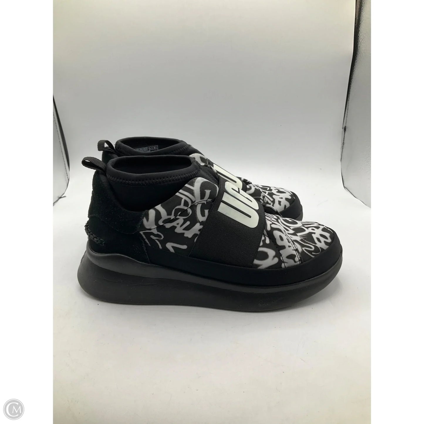 Shoes Designer By Ugg In Black & White, Size: 7