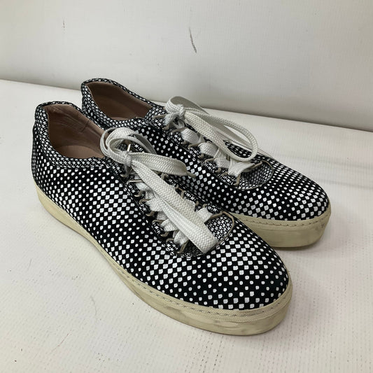 Shoes Sneakers By Stuart Weitzman In Black & White, Size: 8