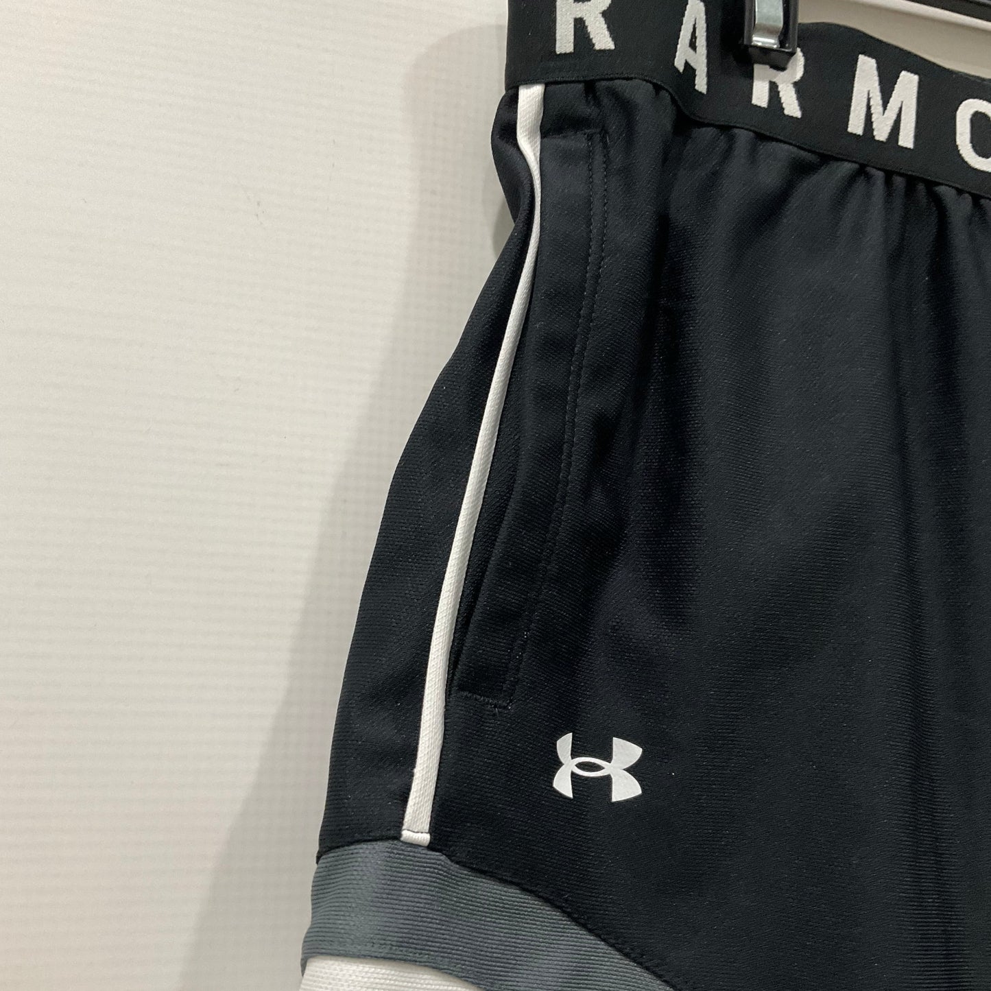 Black Athletic Shorts Under Armour, Size L