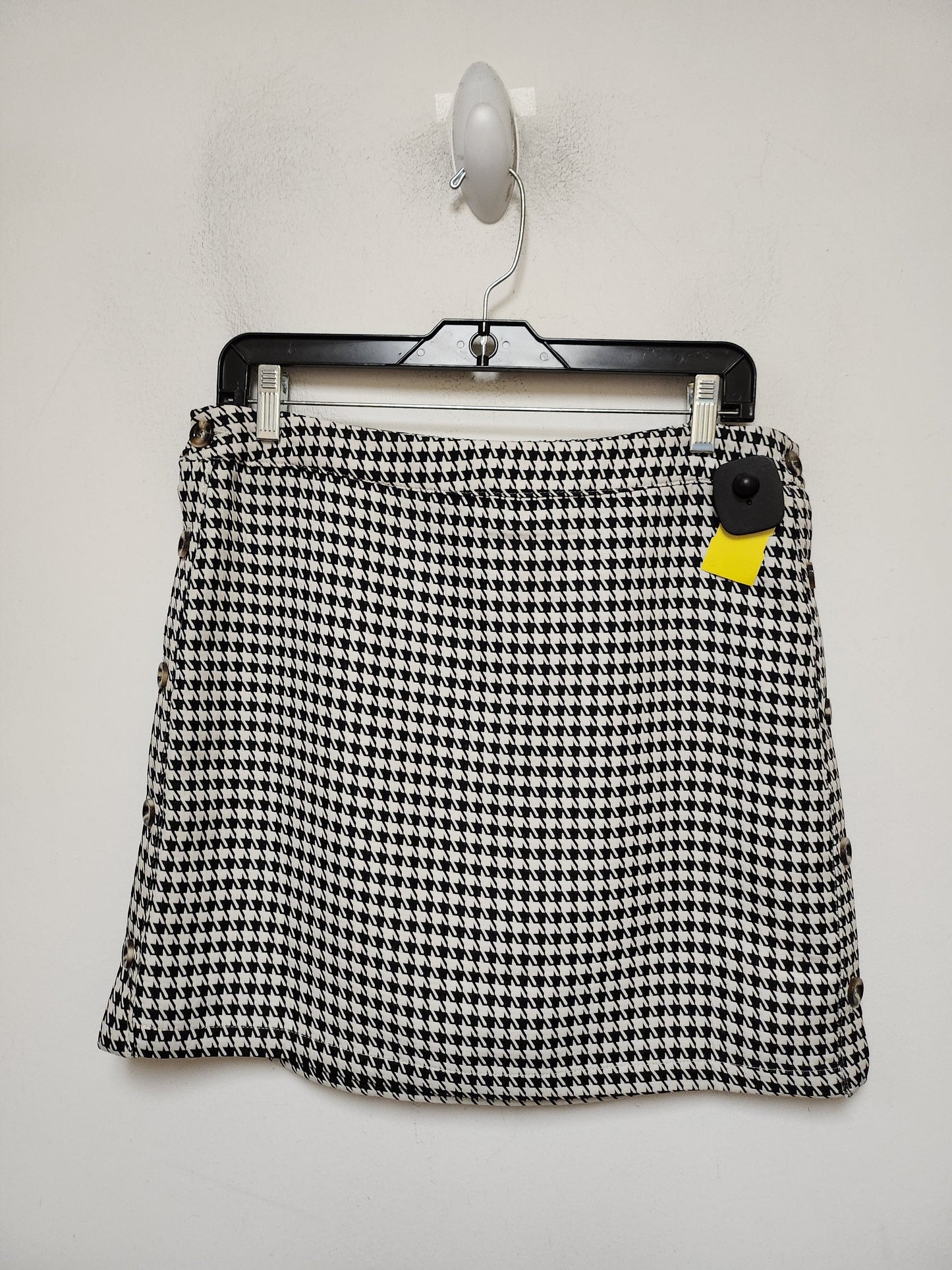 Skirt Mini & Short By Sugar Lips In Black & White, Size: 8