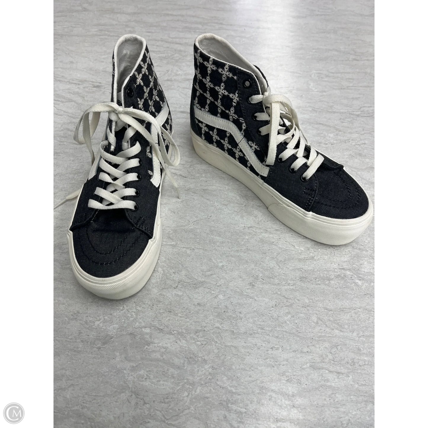 Shoes Sneakers By Vans In Black & White, Size: 7.5