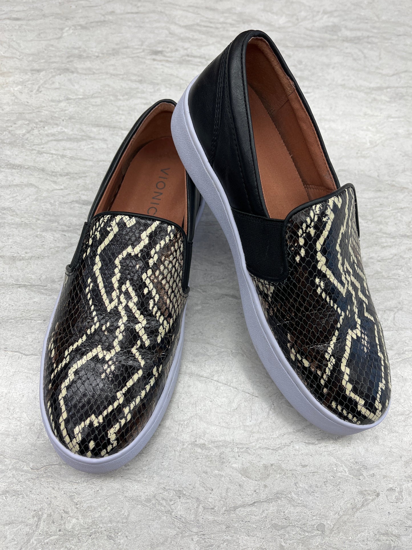 Snakeskin Print Shoes Sneakers Vionic, Size 6