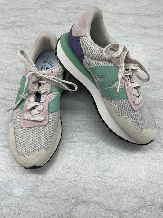 Shoes Sneakers By New Balance In Green & Tan, Size: 7