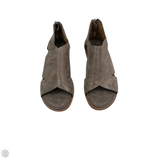 Sandals Flats By Sofft In Brown & Gold, Size: 6