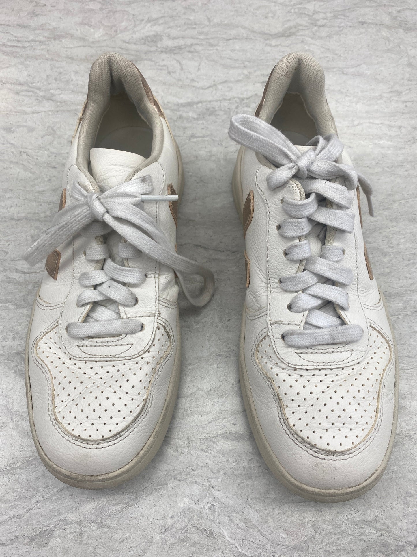 Shoes Sneakers By Clothes Mentor In White, Size: 6