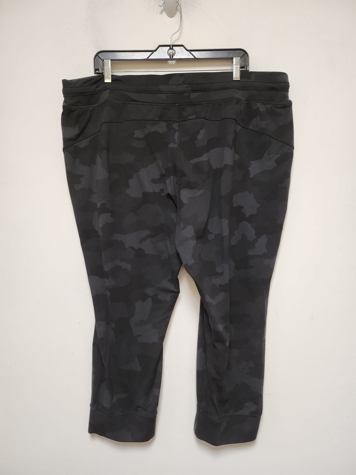 Athletic Capris By Lululemon In Camouflage Print, Size: 20