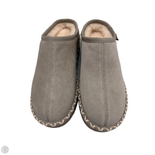 Shoes Flats By Bearpaw In Taupe, Size: 10
