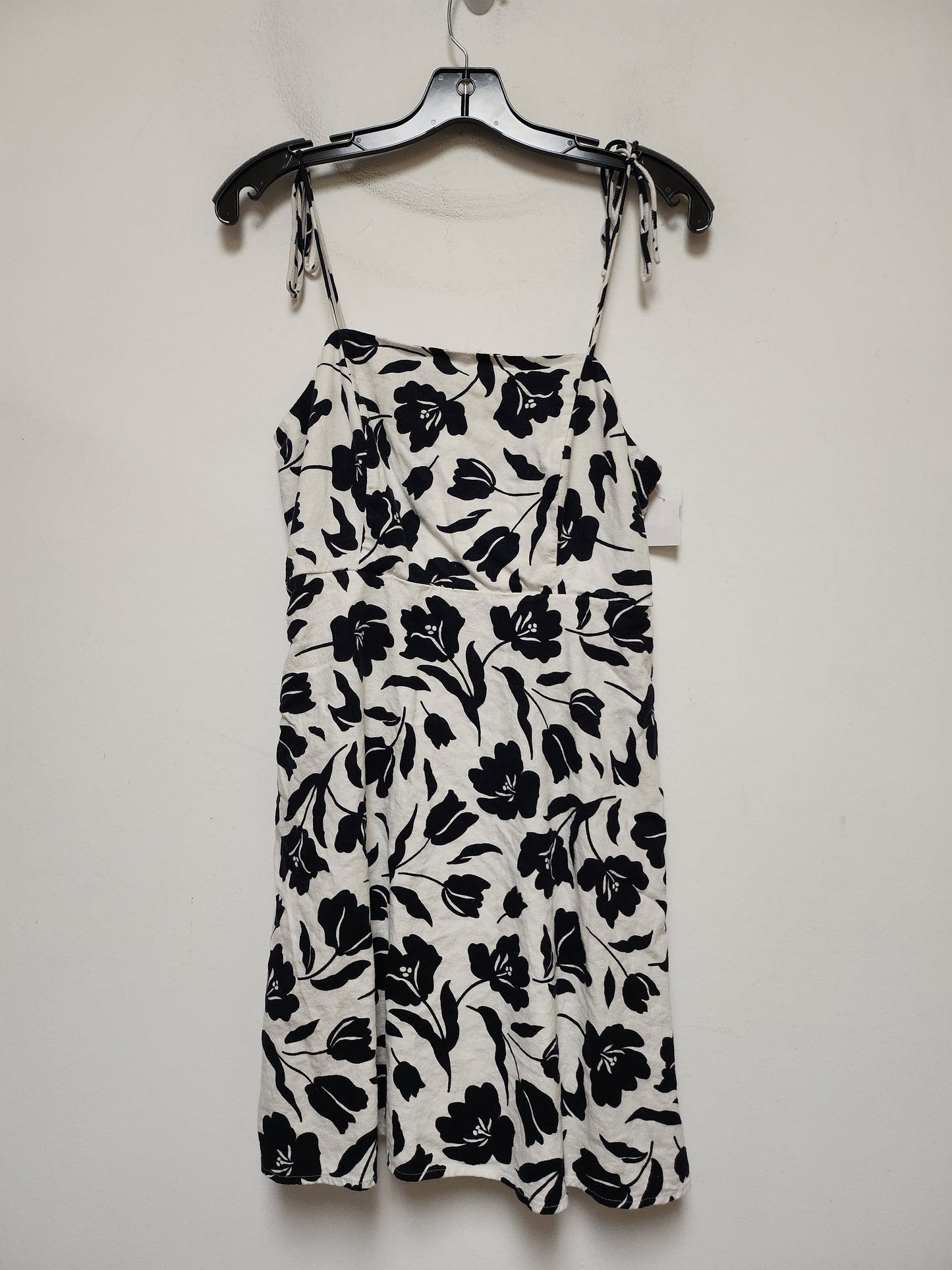 Black & White Dress Casual Short Old Navy, Size M