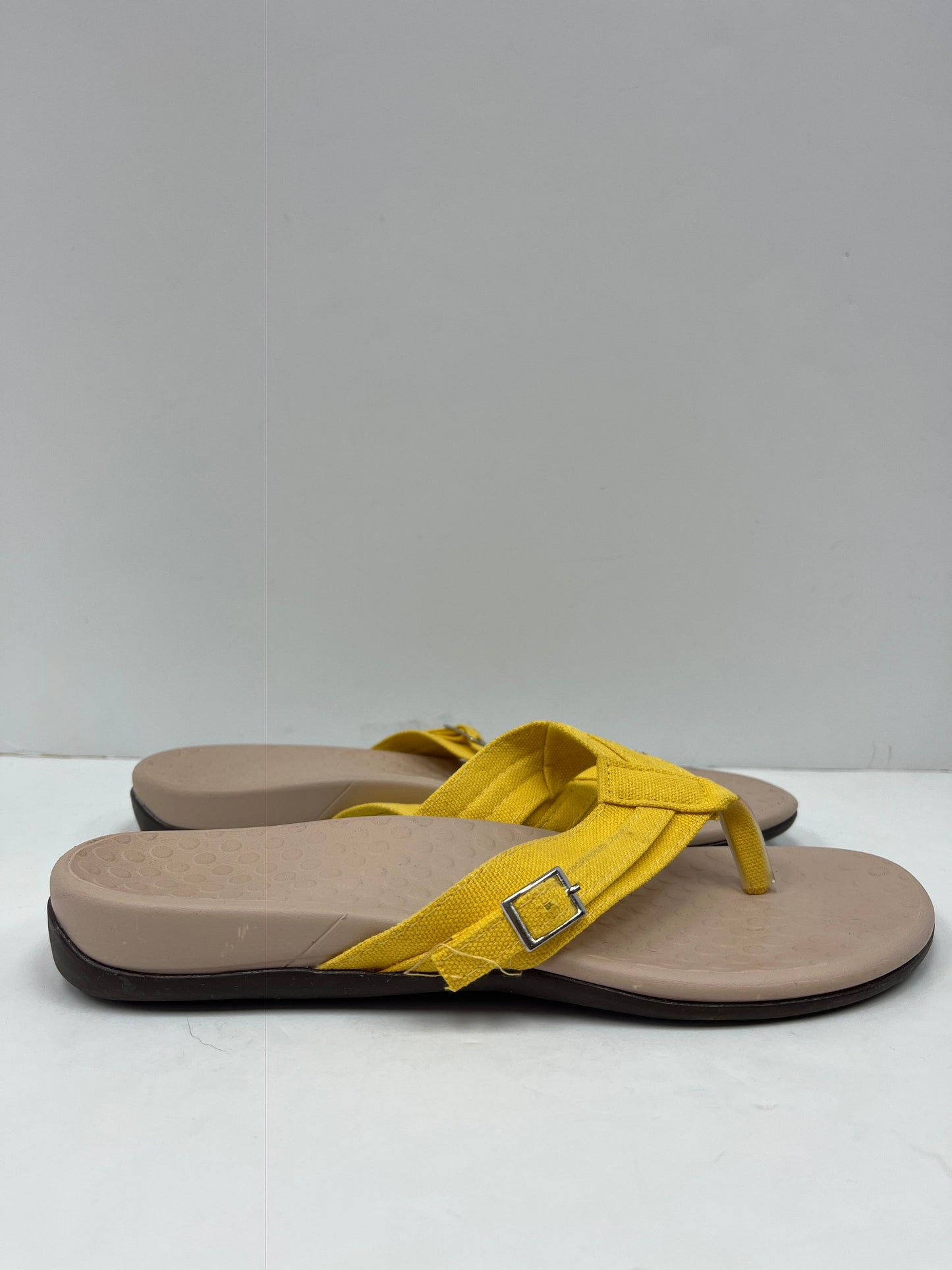 Sandals Flats By Clothes Mentor  Size: 9