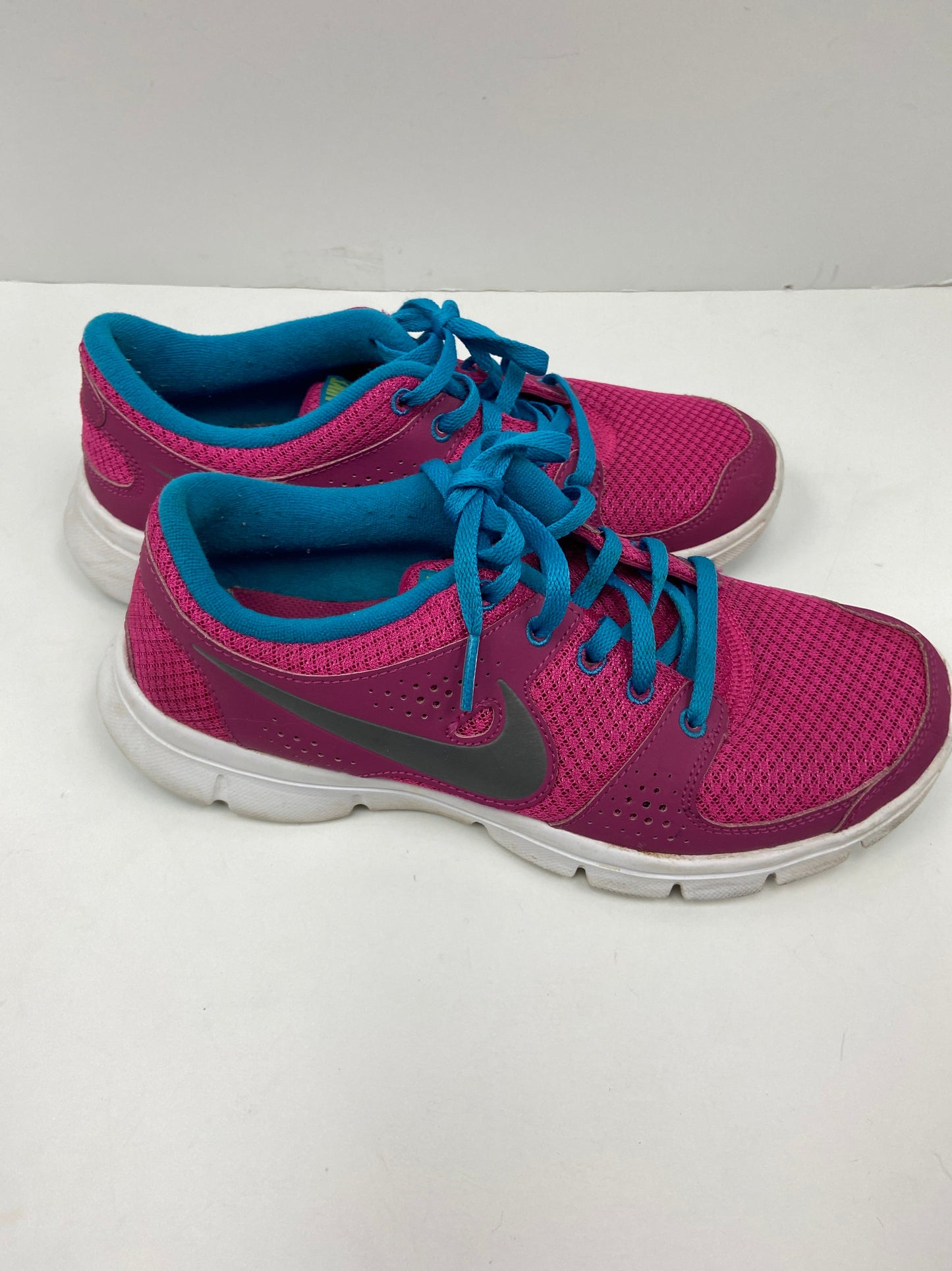 Shoes Athletic By Nike  Size: 6.5