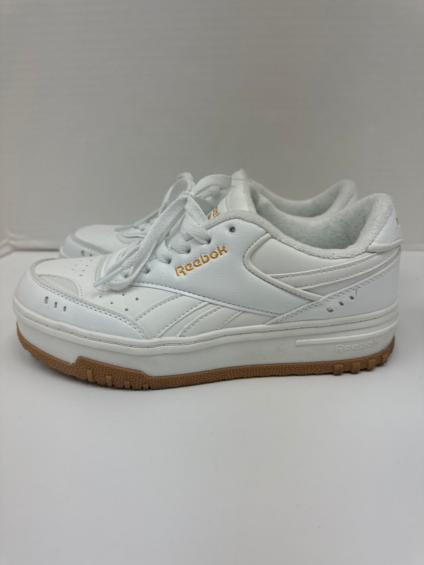 Shoes Athletic By Reebok In White, Size: 6