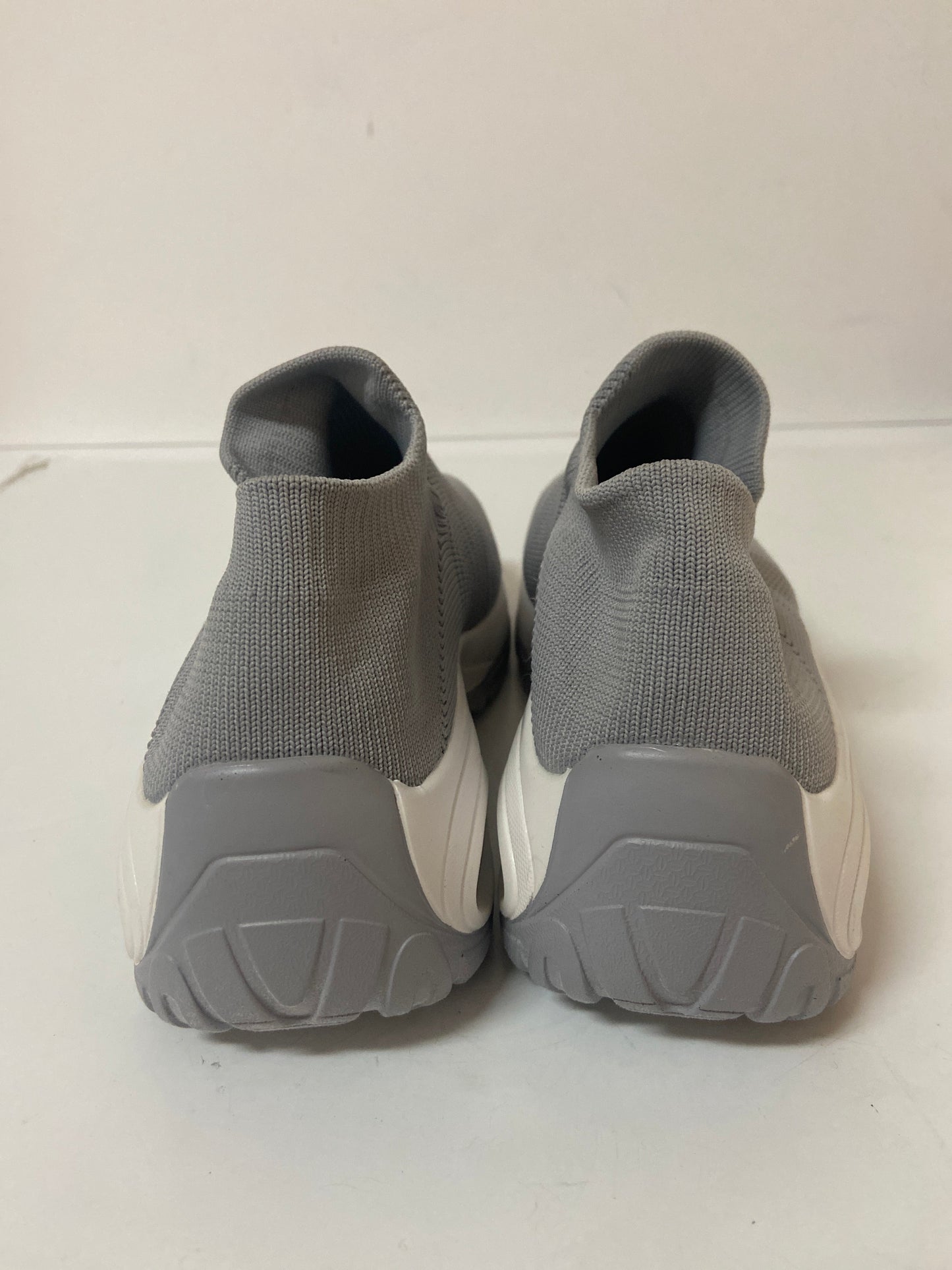 Shoes Athletic By Cushionaire In Grey, Size: 9.5