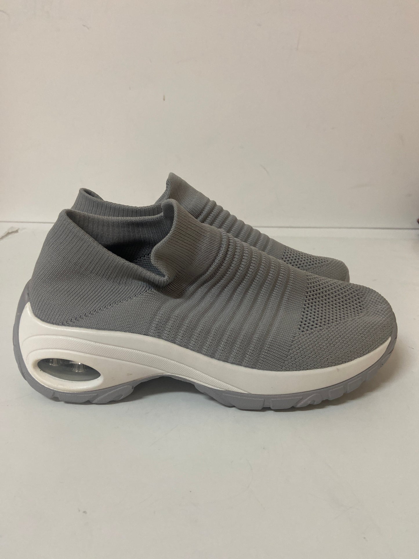 Shoes Athletic By Cushionaire In Grey, Size: 9.5