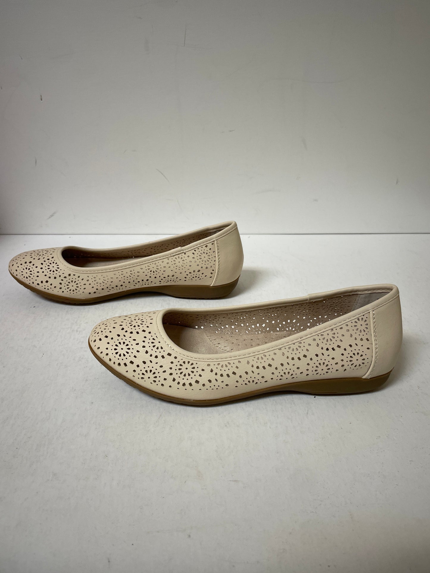 Shoes Flats By Croft And Barrow In Cream, Size: 7.5